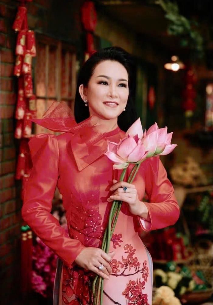 Ca sĩ Hương Thủy sống ở xứ người nhiều năm vẫn giữ truyền thống cúng Tết Đoan Ngọ. 