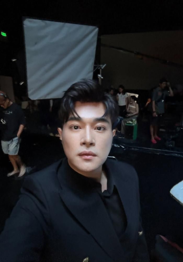 Ca sĩ Minh Quân tranh thủ selfie trong lúc chờ đến lượt diễn. 