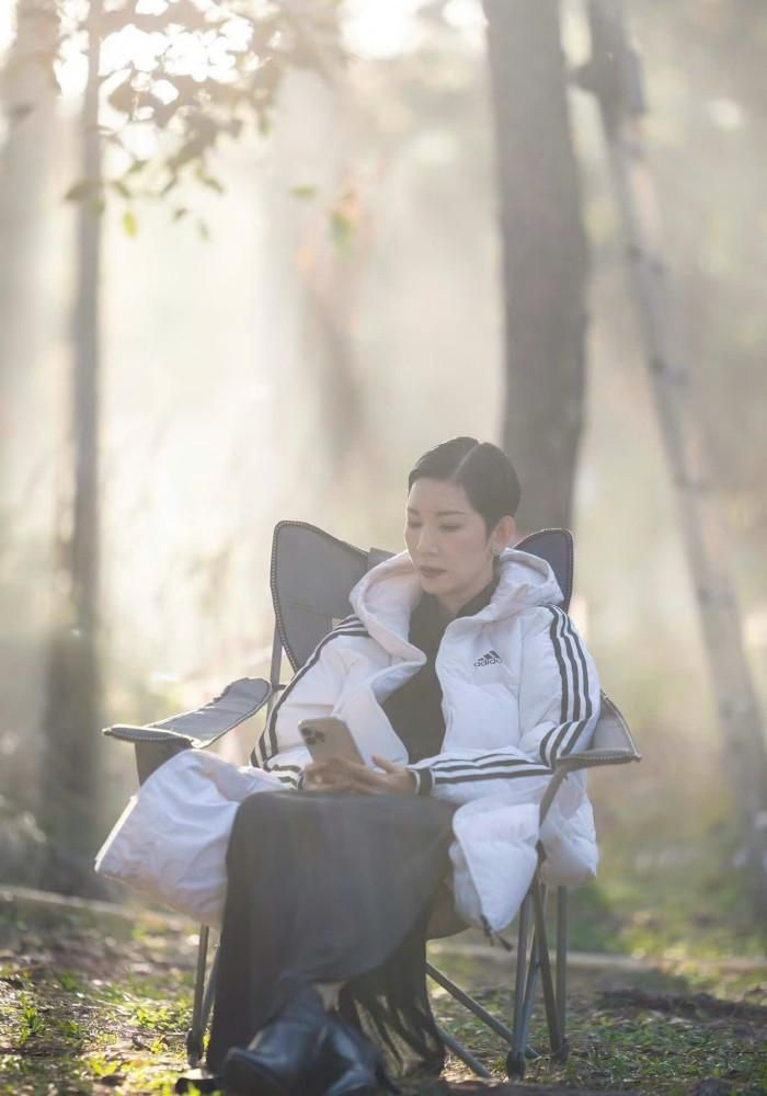 Siêu mẫu Xuân Lan nhắn nhủ chính mình: "Đời người vốn vô thường. Cứ sống hồn nhiên bình an là nhất". 