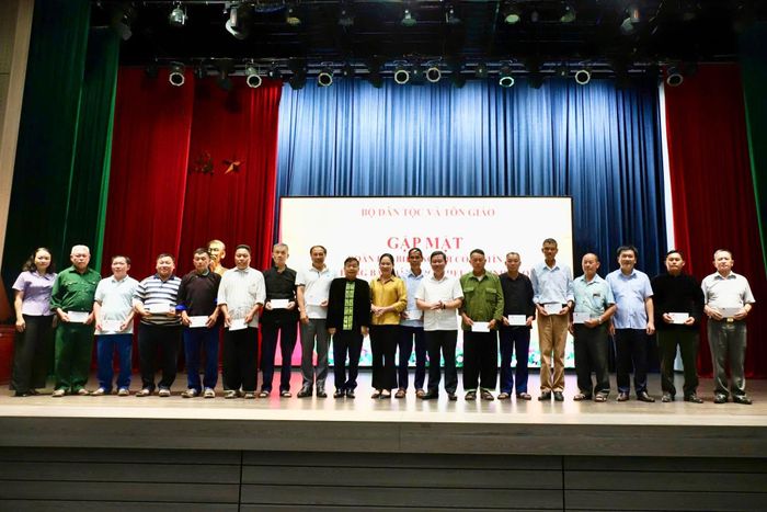 Thứ trưởng Nông Thị Hà tặng quà các đại biểu Người có uy tín tỉnh Lào Cai