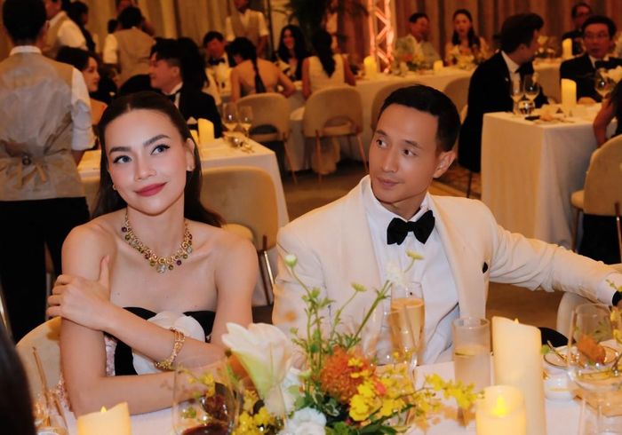 Cặp đôi diện trang sức đắt đỏ, nhanh chóng trở thành tâm điểm chú ý của giới truyền thông.