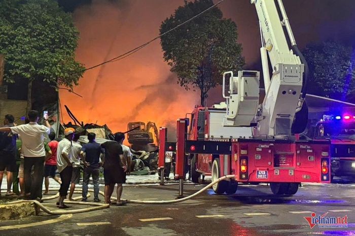 Rất nhiều xe chữa cháy được điều đến dập lửa. Ảnh: Hải Dương