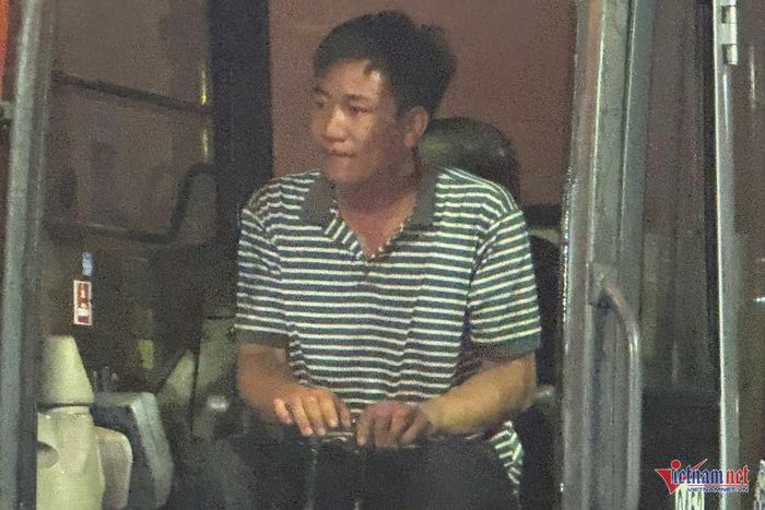 Một tài xế xe máy xúc làm việc liên tục nhiều giờ trong đám cháy. Ảnh: Hải Dương
