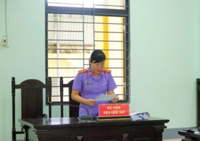 Đại diện VKSND khu vực 9 thực hành quyền công tố tại phiên tòa.