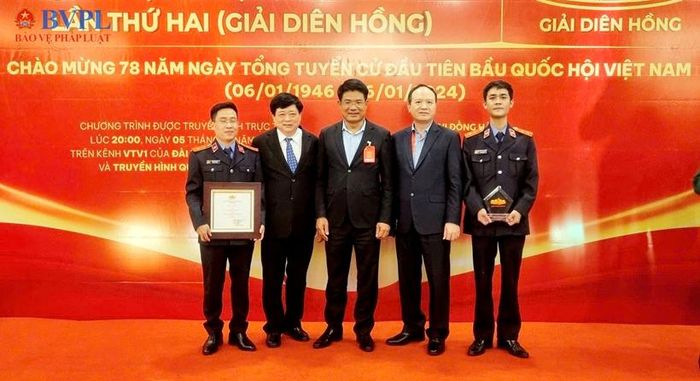 Đồng chí Nguyễn Huy Tiến, Viện trưởng VKSND tối cao và đồng chí Nguyễn Văn Thắng, Tổng Biên tập Báo Bảo vệ pháp luật chúc mừng các tác giả đạt giải B - Giải Diên Hồng lần thứ 2 ( tháng 1/2024).