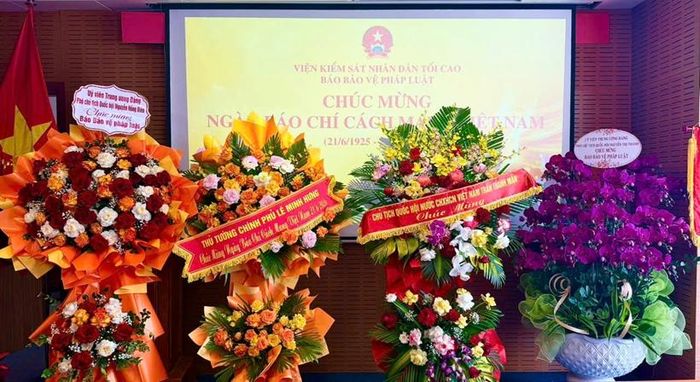  Chủ tịch Quốc hội Trần Thanh Mẫn, Thủ tướng Chính phủ Lê Minh Hưng và nhiều đồng chí Lãnh đạo Đảng, Nhà nước đã gửi lẵng hoa chúc mừng Báo Bảo vệ pháp luật