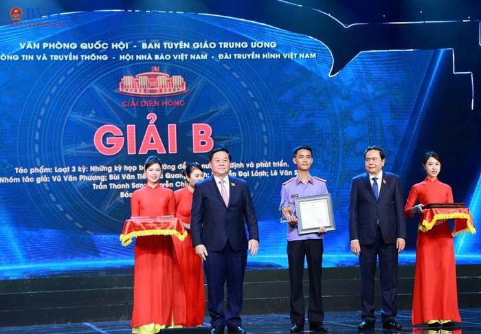  Chủ tịch Quốc hội Trần Thanh Mẫn và Trưởng Ban Tuyên giáo Trung ương Nguyễn Trọng Nghĩa trao Giải B - Giải Diên Hồng lần thứ nhất cho Báo Bảo vệ pháp luật ( tháng 6/2023).