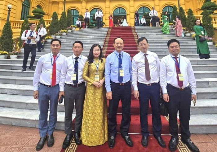 Đồng chí Nguyễn Văn Thắng, Bí thư Đảng ủy, Tổng Biên tập Báo Bảo vệ pháp luật (áo xanh, đứng giữa) cùng các đại biểu tham dự Gặp mặt 101 nhà báo tiêu biểu đoạt Giải Báo chí Quốc gia qua các năm, do đồng chí Tổng Bí thư, Chủ tịch nước Tô Lâm chủ trì vào chiều 16/6/2026, tại Phủ Chủ tịch.