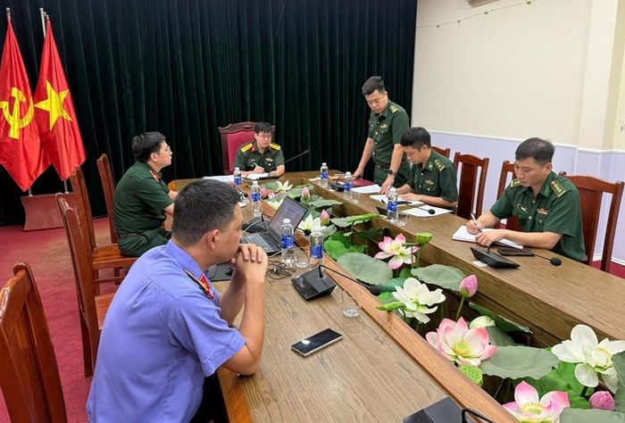  Đại diện Đồn biên phòng Cửa khẩu quốc tế Lào Cai báo cáo Đoàn công tác.