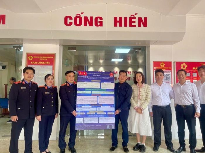 Đồng chí Đào Duy Linh trong công tác tuyên truyền thực hiện Nghị quyết 205 tại UBND xã.