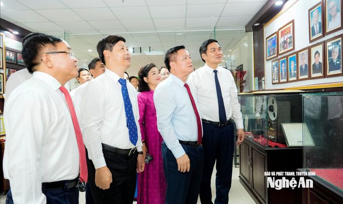 Lãnh đạo tỉnh thăm phòng truyền thống Báo và phát thanh, truyền hình Nghệ An. Ảnh: Phạm Bằng