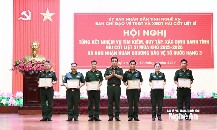 Đại tá Nguyễn Văn An - Chính ủy Bộ Chỉ huy Quân sự tỉnh tặng Giấy khen của BCHQS tỉnh cho các tập thể, cá nhân có thành tích xuất sắc trong công tác tìm kiếm, quy tập, xác định danh tính hài cốt liệt sĩ mùa khô 2025 - 2026. Ảnh: Thành Cường