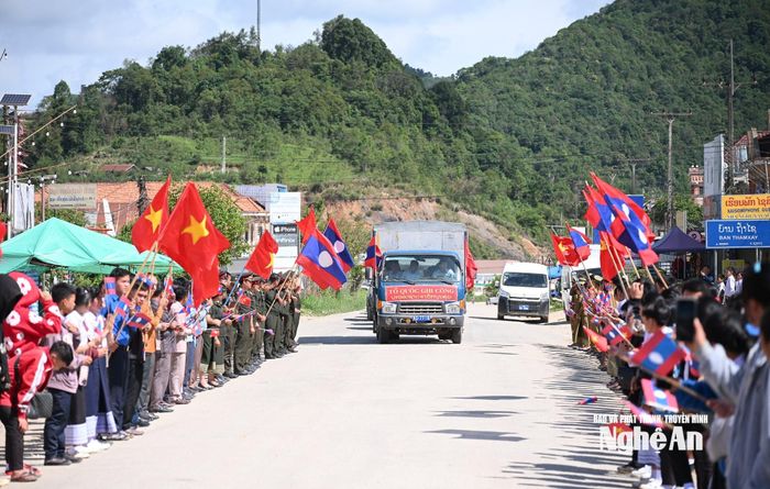 Cán bộ và nhân dân các dân tộc Lào tiễn đưa hài cốt liệt sĩ quân tình nguyện và chuyên gia Việt Nam được quy tập trong mùa khô 2025 - 2026 về với đất mẹ. Ảnh: Thành Cường