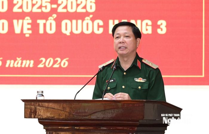 Thiếu tướng Lê Văn Trung - Phó Chính ủy, Trưởng Ban Chỉ đạo Tìm kiếm, quy tập, xác định danh tính hài cốt liệt sĩ Quân khu 4 phát biểu tại hội nghị. Ảnh: Thành Cường