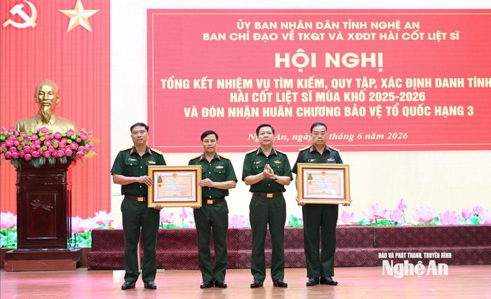 Thừa ủy quyền của Chủ tịch nước, lãnh đạo Quân khu 4 đã trao tặng Huân chương Bảo vệ Tổ quốc hạng Ba cho Đội Quy tập. Ảnh: Thành Cường