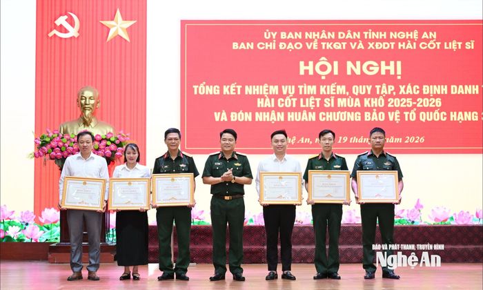 Thiếu tướng Vũ Văn Tùng - Ủy viên Ban Thường vụ Tỉnh ủy, Chỉ huy trưởng Bộ Chỉ huy Quân sự tỉnh tặng Bằng khen của UBND tỉnh cho các tập thể, cá nhân có thành tích xuất sắc trong công tác tìm kiếm, quy tập, xác định danh tính hài cốt liệt sĩ mùa khô 2025 - 2026. Ảnh: Thành Cường