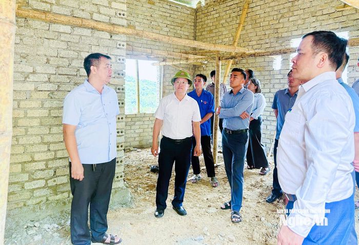 Cán bộ xã Nhôn Mai và bản Chà Là kiểm tra việc xây dựng nhà ở, khắc phục hậu quả thiên tai cho người dân. Ảnh: Mai Hoa