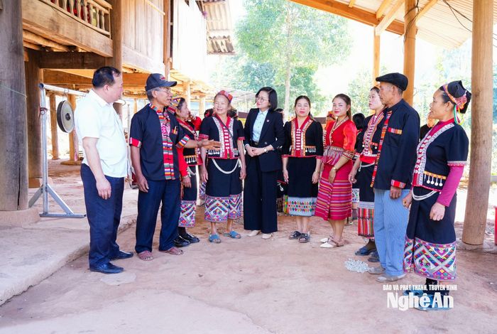 Bí thư Đảng ủy xã Yên Na Vy Thị Bích Thủy trao đổi với người dân về giữ gìn bản sắc văn hóa dân tộc Khơ Mú. Ảnh: Thanh Lê