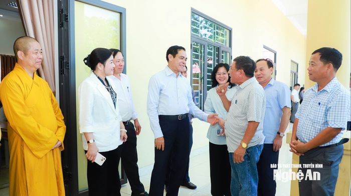 Đồng chí Võ Trọng Hải - Phó Bí thư Tỉnh ủy, Chủ tịch UBND tỉnh và các đại biểu HĐND tỉnh trao đổi với cử tri xã Vạn An. Ảnh: Thành Duy