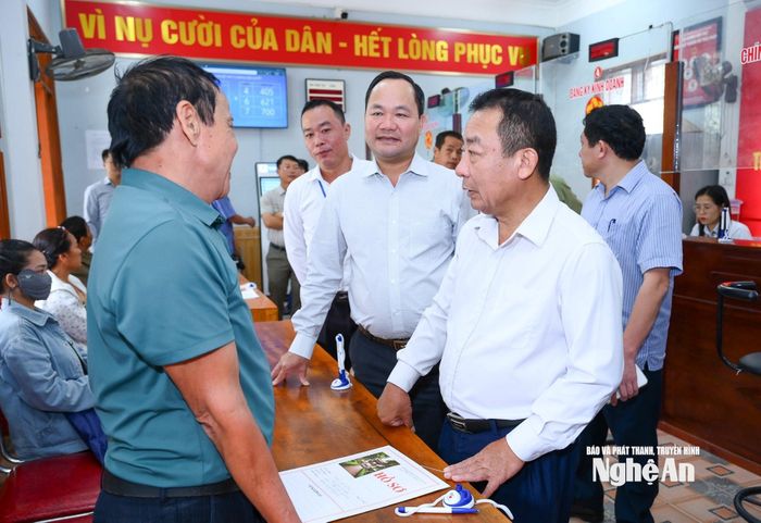 Phó Chủ tịch UBND tỉnh Nguyễn Văn Đệ kiểm tra hoạt động Trung tâm phục vụ hành chính công xã Con Cuông.