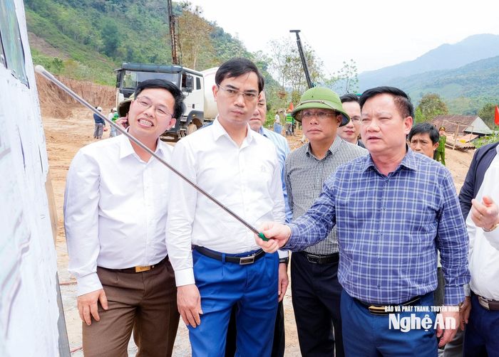 Bí thư Tỉnh ủy, Trưởng đoàn ĐBQH tỉnh Nguyễn Khắc Thận kiểm tra tiến độ thi công Trường Phổ thông nội trú liên cấp tại xã Tam Thái. Ảnh: Phạm Bằng