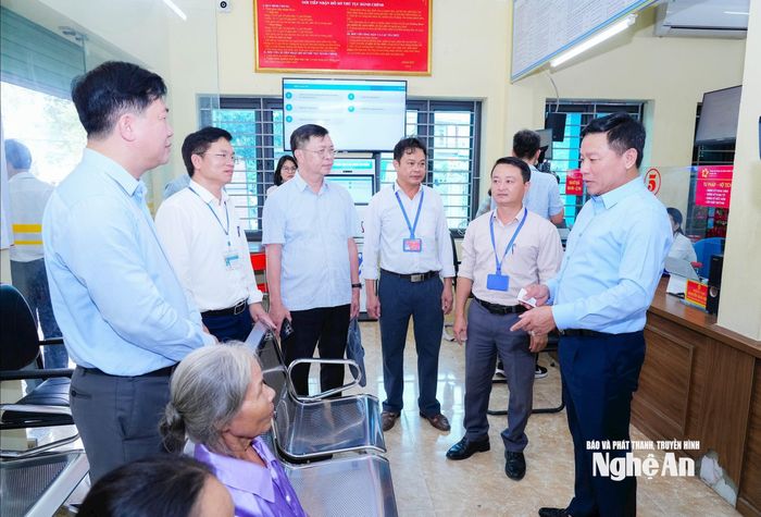 Lãnh đạo tỉnh trao đổi với cán bộ xã Anh Sơn và người dân đến thực hiện thủ tục hành chính tại Trung tâm phục vụ hành chính công xã.