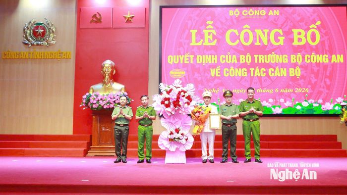 Ban Thường vụ Đảng ủy, Lãnh đạo Công an tỉnh Nghệ An tặng hoa chúc mừng đồng chí Đại tá Phạm Hữu Trường. Ảnh: P.V