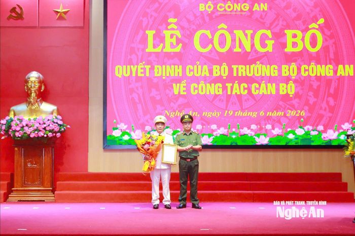 Thừa ủy quyền của Bộ trưởng Bộ Công an, đồng chí Thiếu tướng Đinh Việt Dũng - Ủy viên Ban Thường vụ Tỉnh ủy, Bí thư Đảng ủy, Giám đốc Công an tỉnh trao Quyết định cho đồng chí Đại tá Phạm Hữu Trường - Phó Giám đốc Công an tỉnh Nghệ An. Ảnh: P.V