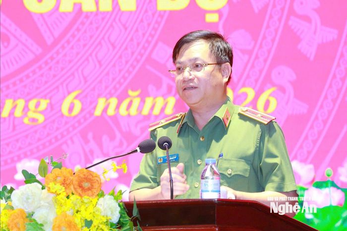 Đồng chí Thiếu tướng Đinh Việt Dũng - Ủy viên Ban Thường vụ Tỉnh ủy, Bí thư Đảng ủy, Giám đốc Công an tỉnh phát biểu chúc mừng. Ảnh: P.V