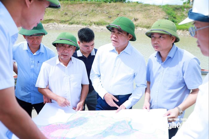 Chủ tịch UBND tỉnh Võ Trọng Hải khảo sát tại khu vực kênh Thấp, xã Hưng Nguyên. Ảnh: Thành Duy