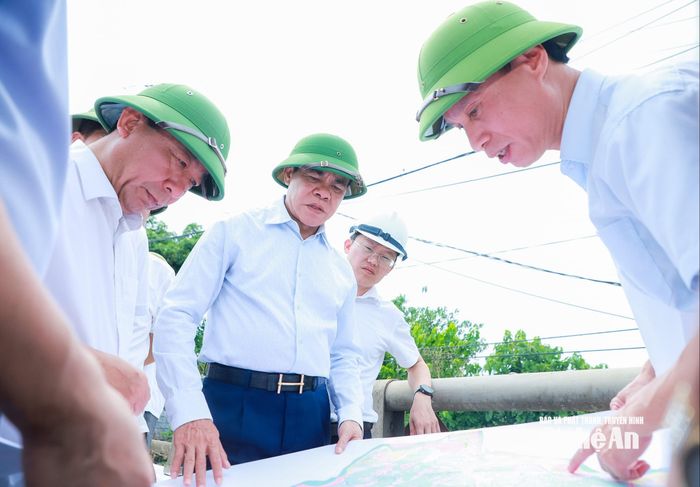 Chủ tịch UBND tỉnh Võ Trọng Hải nghe báo cáo tại khu vực cầu Đước. Ảnh: Thành Duy