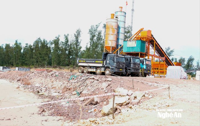 Chủ đầu tư đã huy động phương tiện, máy móc, thiết bị để tổ chức rà phá bom mìn, khoan cọc nhồi, xây dựng trạm trộn bê tông, đường công vụ, đóng điện đường dây 35kV. Ảnh: Phạm Bằng