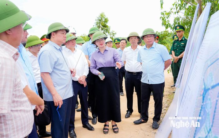 Phường Tân Mai báo cáo công tác giải phóng mặt bằng. Ảnh: Phạm Bằng