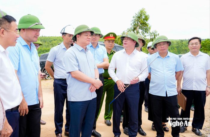 Bí thư Tỉnh ủy, Trưởng đoàn ĐBQH tỉnh Nguyễn Khắc Thận yêu cầu liên danh nhà đầu tư chủ động cung ứng vật liệu, huy động thiết bị và tổ chức thi công đồng bộ, bảo đảm tiến độ đã cam kết. Ảnh: Phạm Bằng