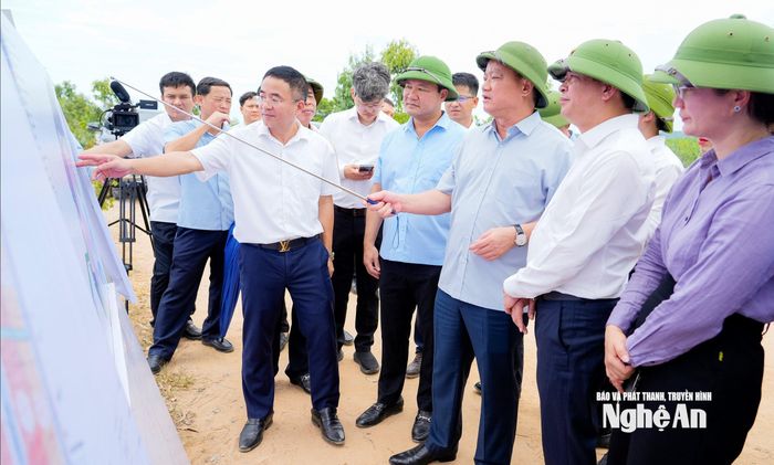 Bí thư Tỉnh ủy, Trưởng đoàn ĐBQH tỉnh Nguyễn Khắc Thận cũng đã đến kiểm tra vị trí quy hoạch xây dựng cảng biển Đông Hồi. Ảnh: Phạm Bằng