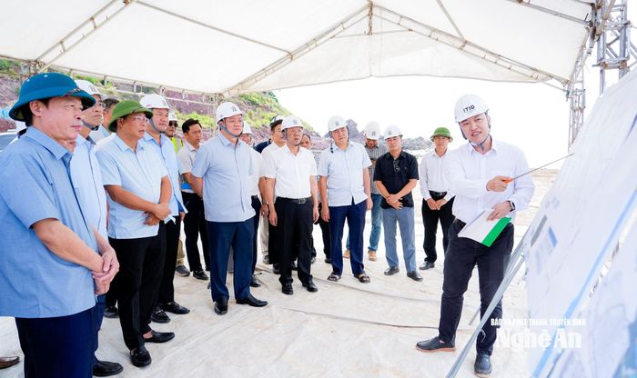 Bí thư Tỉnh ủy, Trưởng đoàn ĐBQH tỉnh Nguyễn Khắc Thận đã kiểm tra tiến độ thi công dự án Cảng nước sâu Cửa Lò tại xã Hải Lộc. Ảnh: Phạm Bằng
