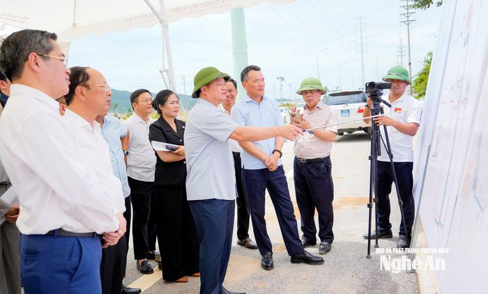 Bí thư Tỉnh ủy Nguyễn Khắc Thận yêu cầu Ban Quản lý Khu kinh tế Đông Nam tổ chức thi công hoàn thành đường N3; phối hợp đẩy nhanh kênh thoát nước quanh khu công nghiệp. Ảnh: Phạm Bằng