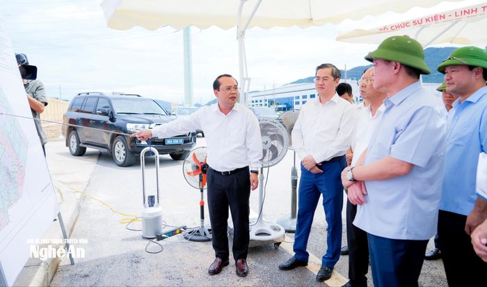 Lãnh đạo phường Hoàng Mai báo cáo tiến độ giải phóng mặt bằng. Ảnh: Phạm Bằng