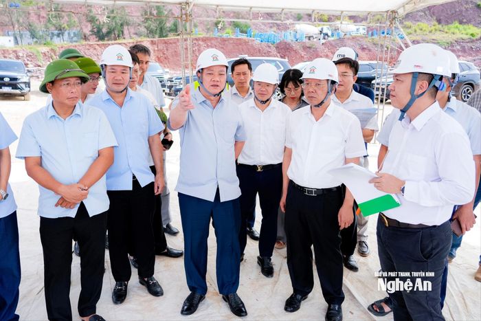 Bí thư Tỉnh ủy cũng yêu cầu chủ đầu tư hoàn thiện báo cáo nghiên cứu khả thi, thiết kế bản vẽ thi công, hồ sơ môi trường, hàng hải; chủ động cung ứng vật liệu, huy động thiết bị và tổ chức thi công đồng bộ, bảo đảm tiến độ đã cam kết. Ảnh: Phạm Bằng