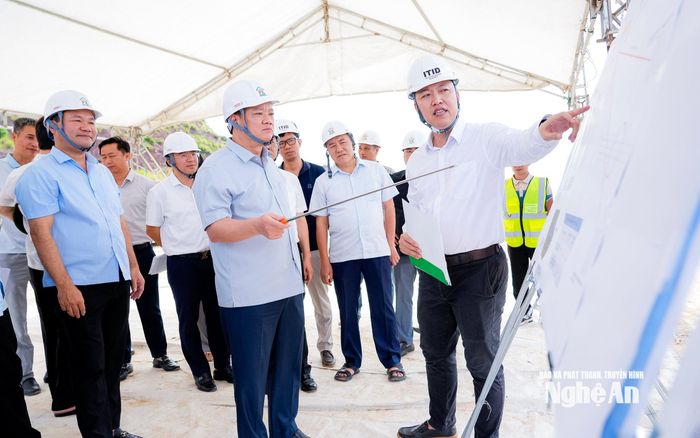 Bí thư Tỉnh ủy, Trưởng đoàn ĐBQH tỉnh Nguyễn Khắc Thận trao đổi với chủ đầu tư về các hạng mục của dự án. Ảnh: Phạm Bằng