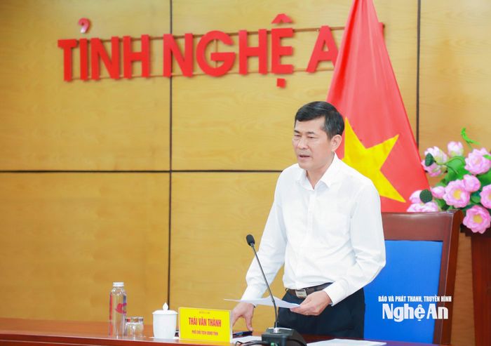 Phó Chủ tịch UBND tỉnh Thái Văn Thành báo cáo tại cuộc làm việc. Ảnh: Thành Duy
