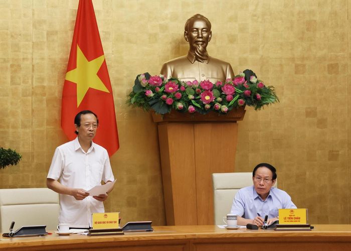 Thứ trưởng Bộ Giáo dục và Đào tạo Phạm Ngọc Thưởng báo cáo. Ảnh: VGP/Thu Sa