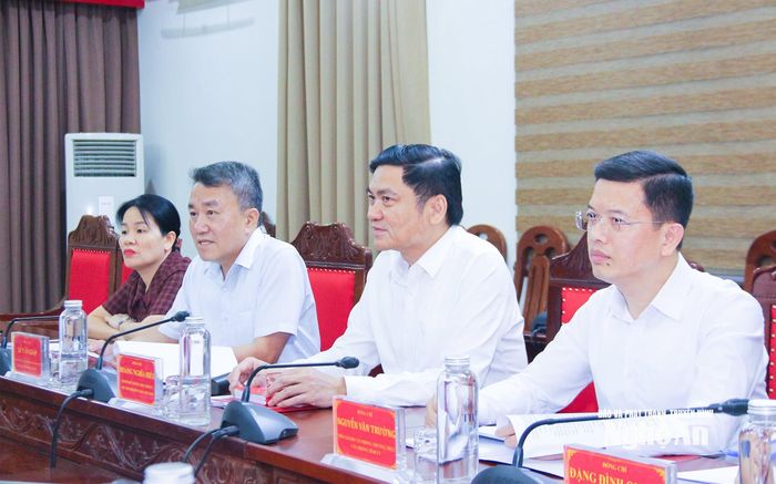 Đồng chí Hoàng Nghĩa Hiếu – Phó Bí thư Thường trực Tỉnh ủy, Chủ tịch HĐND tỉnh và lãnh đạo Văn phòng Tỉnh ủy làm việc với đoàn công tác. Ảnh: Mai Hoa