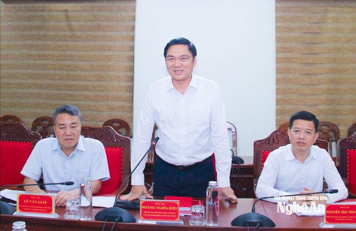 Đồng chí Hoàng Nghĩa Hiếu – Phó Bí thư Thường trực Tỉnh ủy, Chủ tịch HĐND tỉnh thông tin về tình hình bộ máy và hoạt động của chính quyền địa phương 2 cấp. Ảnh: Mai Hoa