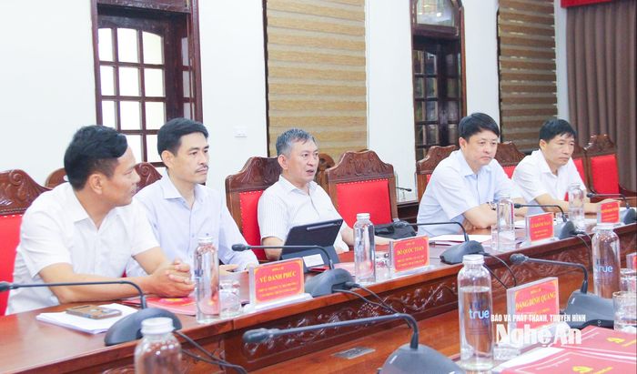 Các thành viên đoàn công tác Văn phòng Trung ương Đảng tham gia cuộc làm việc. Ảnh: Mai Hoa