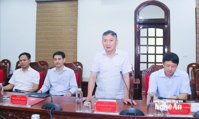 Đồng chí Lê Khánh Toàn - Phó Chánh Văn phòng Trung ương Đảng ghi nhận sự chủ động của Nghệ An trong triển khai chính quyền địa phương 2 cấp cũng như những kết quả bước đầu trong công tác tham mưu, tổng hợp và chuyển đổi số. Ảnh: Mai Hoa