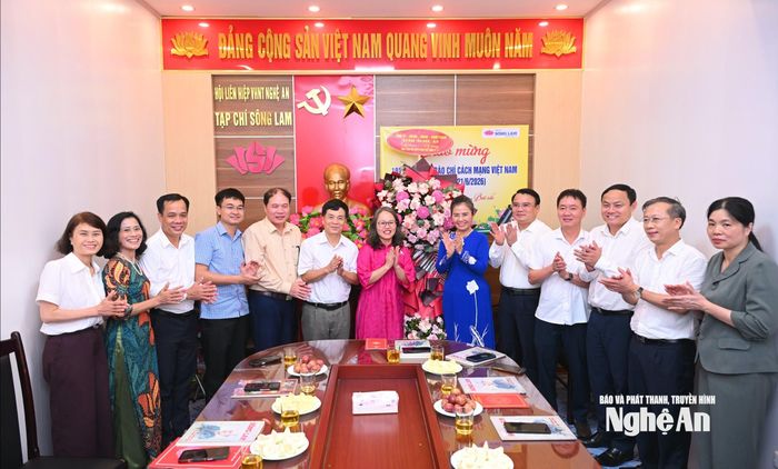 Phó Bí thư Tỉnh ủy Võ Thị Minh Sinh tặng hoa chúc mừng Tạp chí Sông Lam nhân Ngày Báo chí cách mạng Việt Nam. Ảnh: Thành Cường