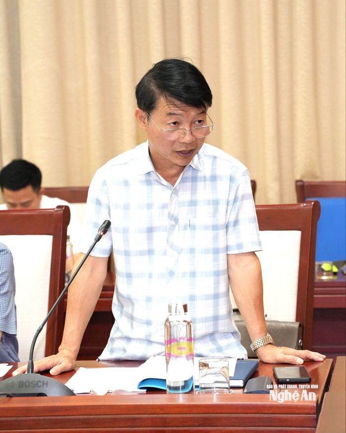 Phó Giám đốc Sở Tài chính Nguyễn Tiến Dũng trình bày dự thảo. Ảnh: Nguyễn Toàn