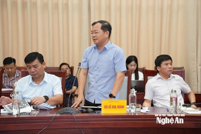 Ông Nguyễn Đức An - Phó Giám đốc Sở Xây dựng tham gia ý kiến về hạ tầng giao thông. Ảnh: Nguyễn Toàn