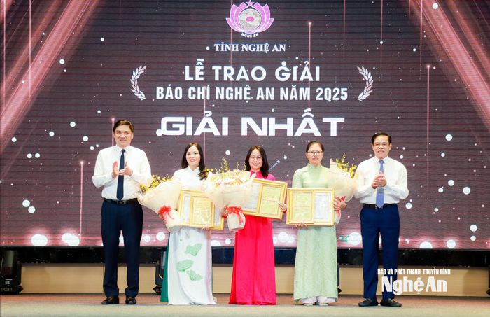 Các đồng chí: Hoàng Nghĩa Hiếu - Phó Bí thư Thường trực Tỉnh ủy, Chủ tịch HĐND tỉnh; Võ Trọng Hải - Phó Bí thư Tỉnh ủy, Chủ tịch UBND tỉnh trao tặng giải Nhất cho các tác giả, nhóm tác giả đoạt giải. Ảnh: Thành Duy